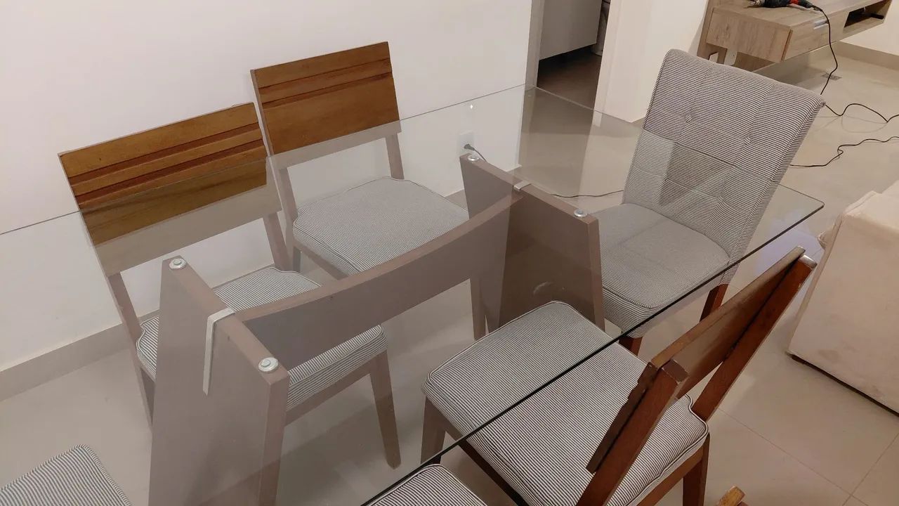 Mesa de jantar com com tampo de vidro e 6 cadeiras em excelente estado.  - Foto 2