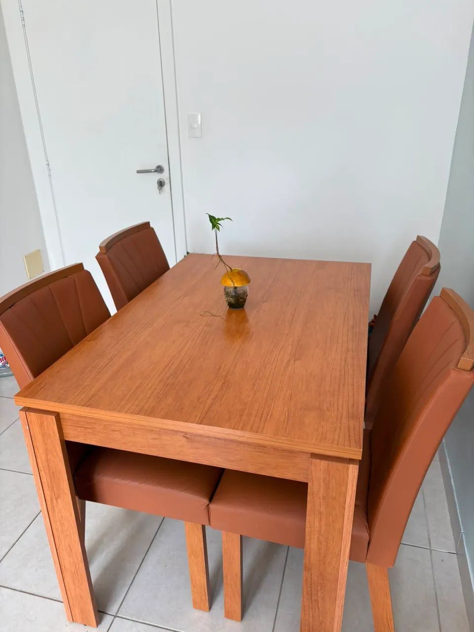MESA COM CADEIRAS