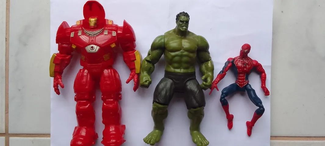 3 lote bonecos Marvel 