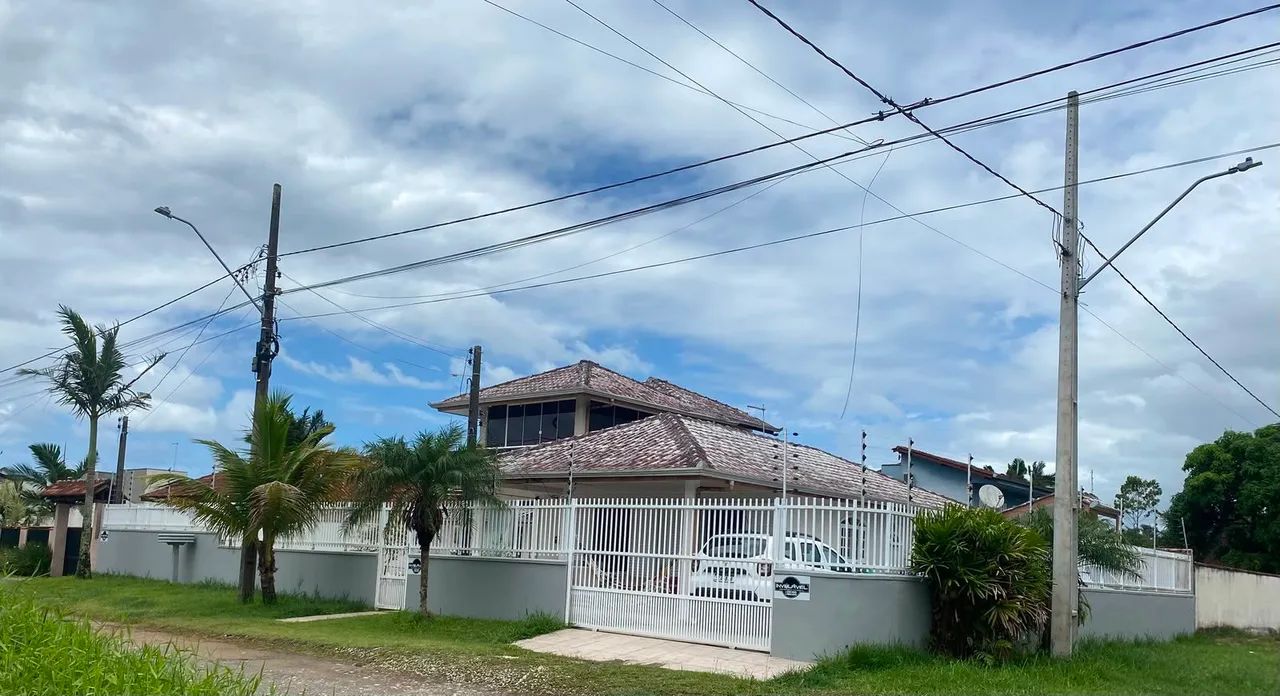 Sobrado com 6 quartos na Barra do Saí!