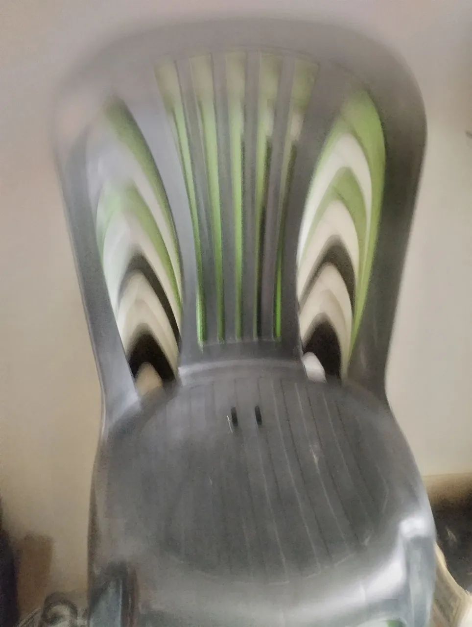 Cadeira de plastico no precinho pra levar logo - Foto 5