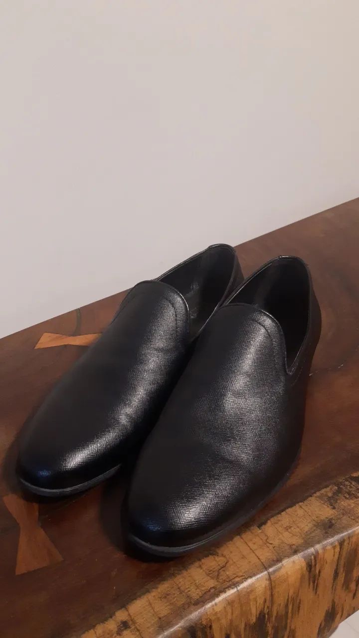 Sapato estilo mocacin em couro 