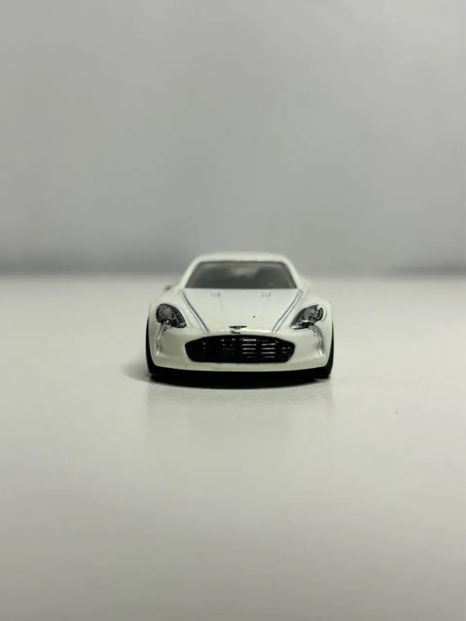Hot Wheels Aston Martin One-77 - Branco Perolado - Loose (2012) - Foto 4