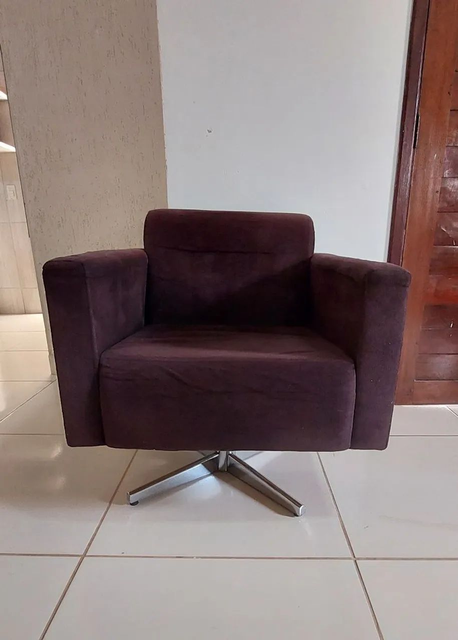 Poltrona de luxo em suede giratória com base square metálica 