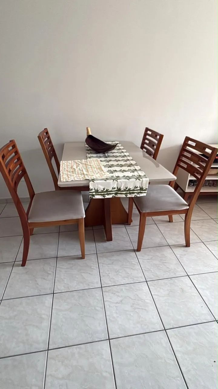 Mesa de vidro com quatro cadeiras 