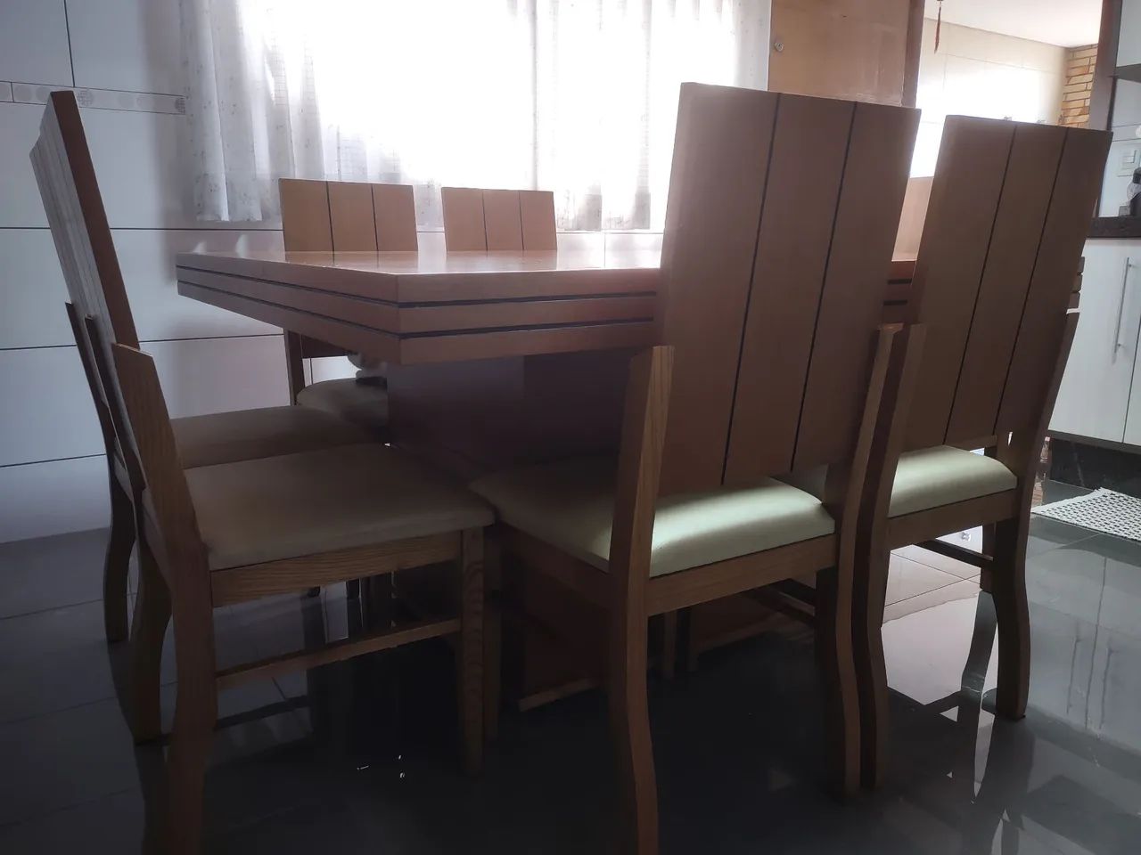 Mesa madeira com 8 cadeiras  - Foto 2