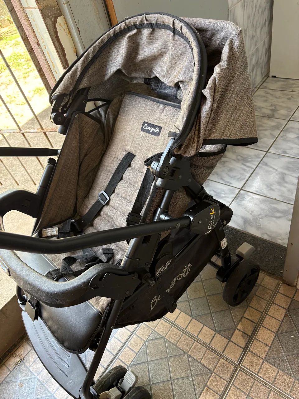 Carrinho de bebê e bebê conforto 