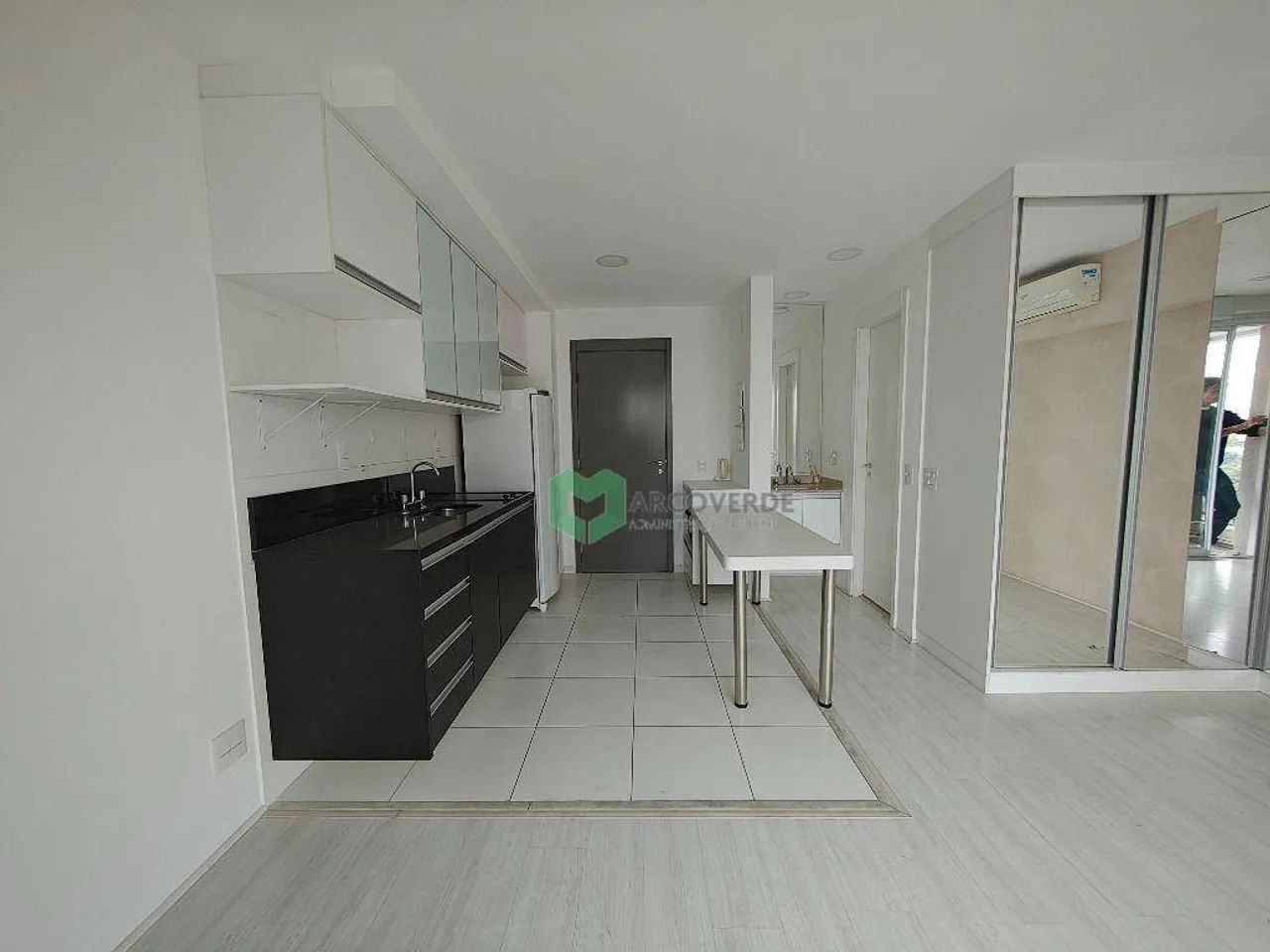 Studio para locação em Perdizes, com 1 vaga, bem localizado.