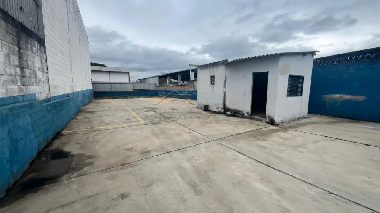 Terreno Comercial com 450 m² e Estrutura de Apoio