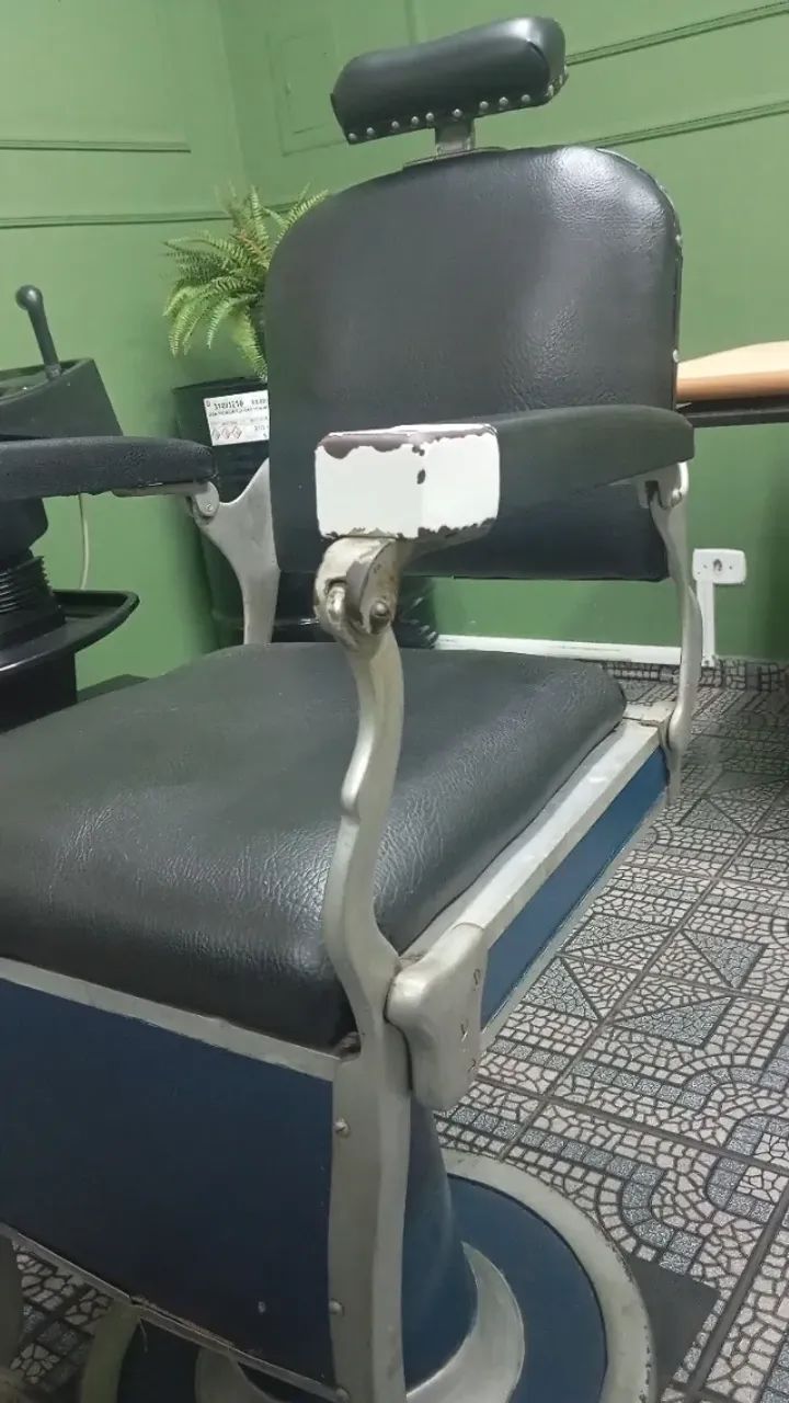Cadeira de Barbeiro Ferrante *Original 80 anos* 