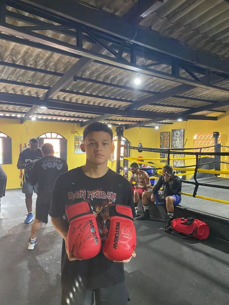 Luva de boxe Autografada pelo lutador Popo Freitas!! + Bandagem Vermelha!! - Foto 5