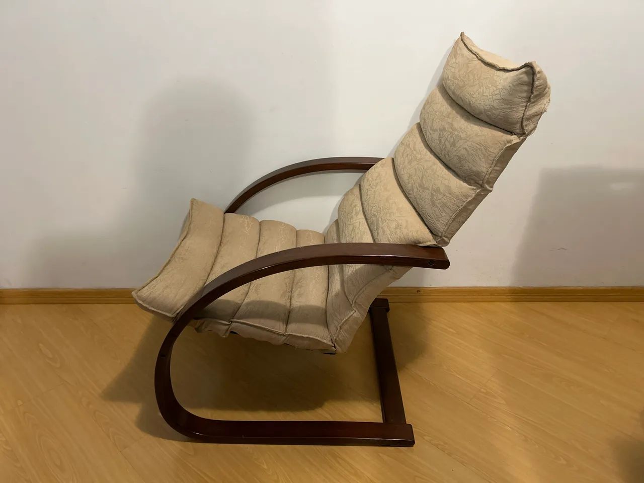 Poltrona reclinada em madeira curvada - design modernista - muito confortável - Foto 2