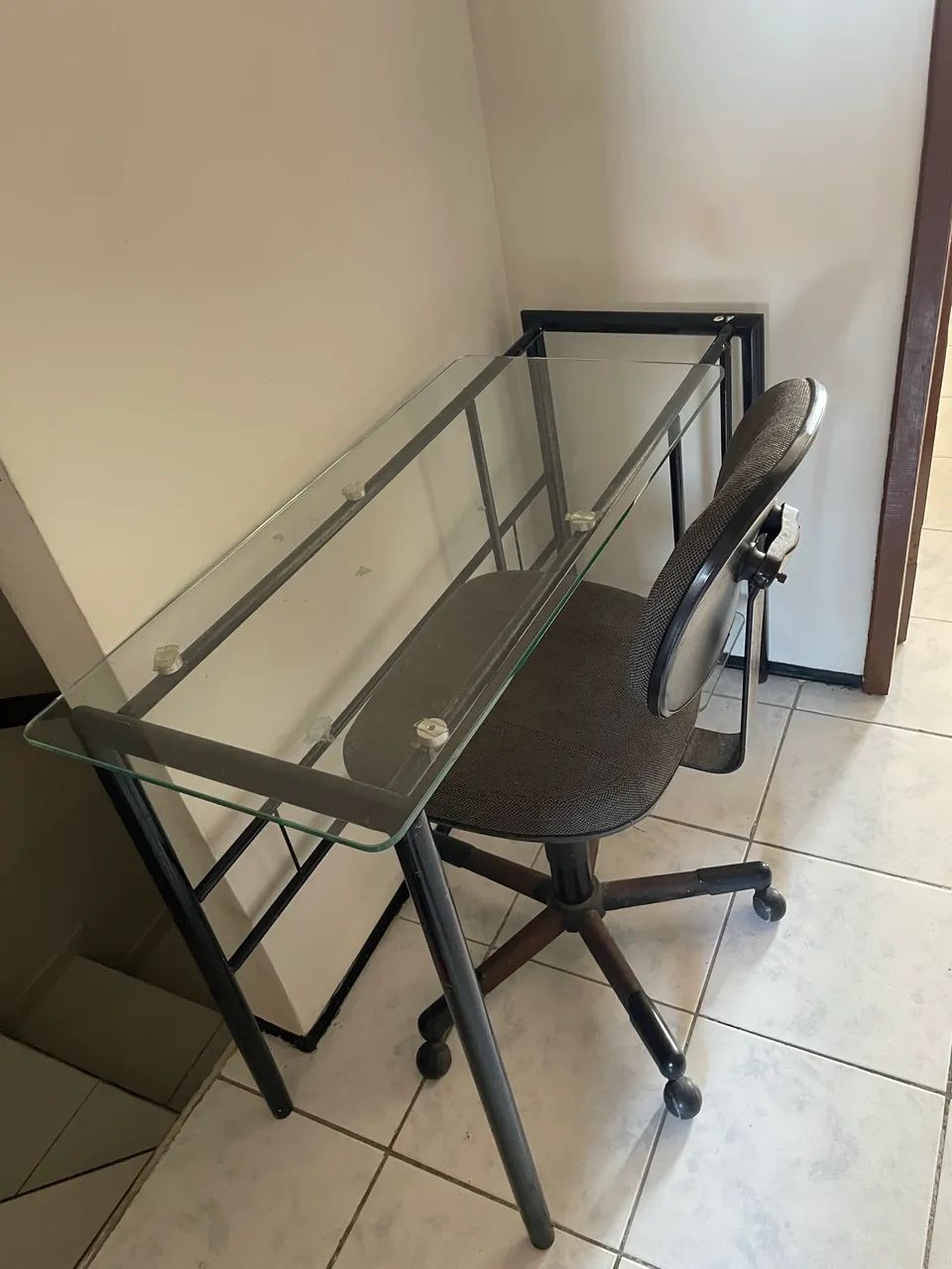 Escrivaninha com tampo de vidro / cadeira  - Foto 4
