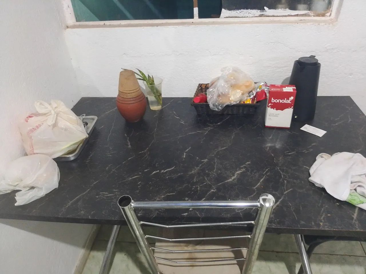 Mesa com 2 cadeiras bom estados 