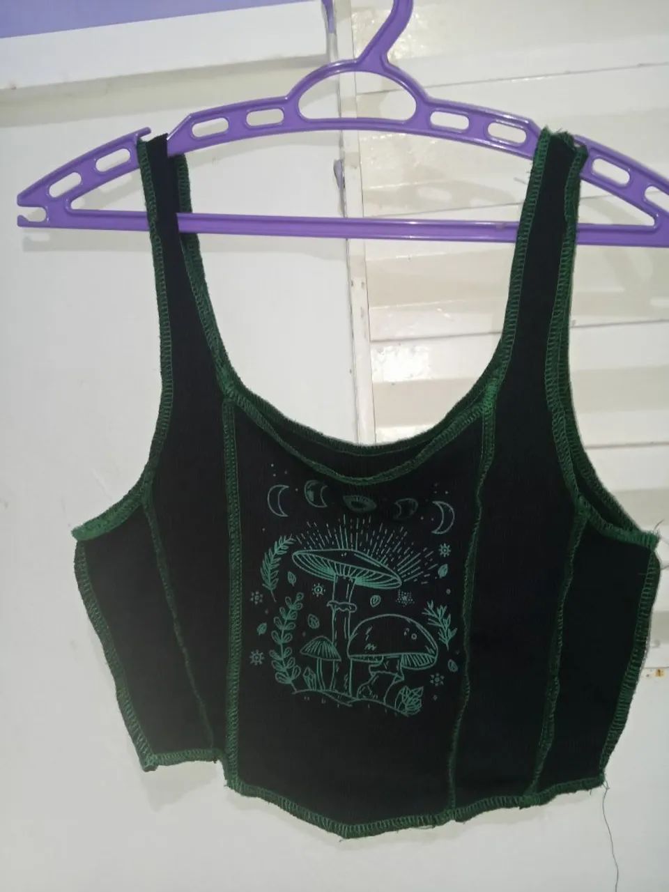 Top preto com detalhes verdes da shein