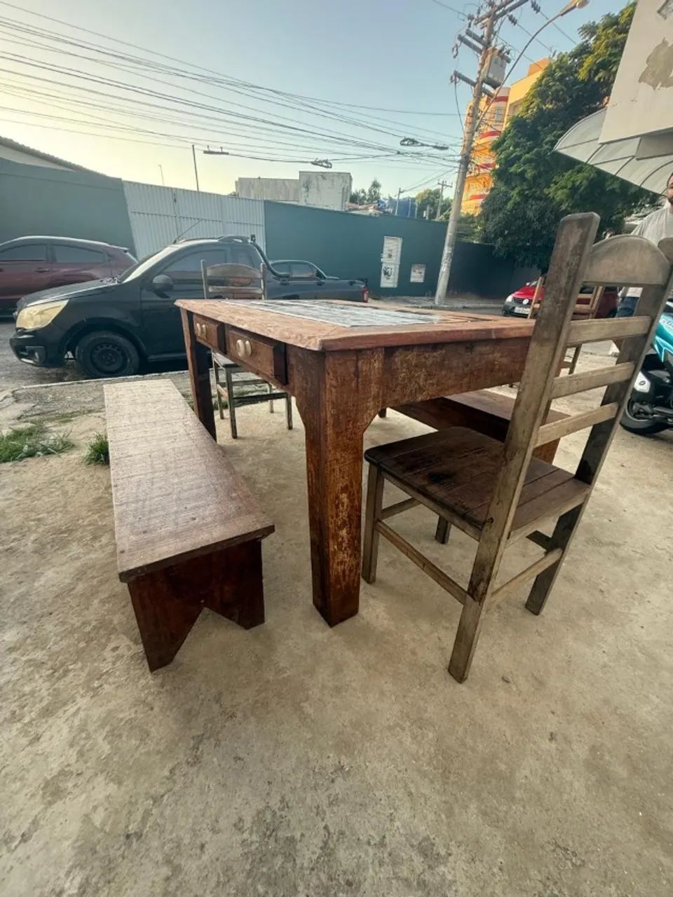 vendo mesa rustica c/ 2 bancos e 2 cadeiras  - Foto 3