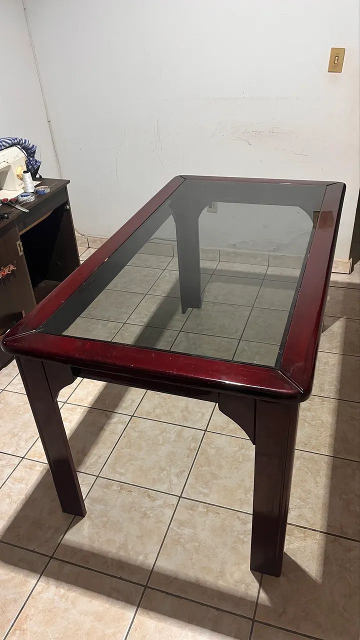 Mesa de madeira com tampão de vidro SEM CADEIRAS