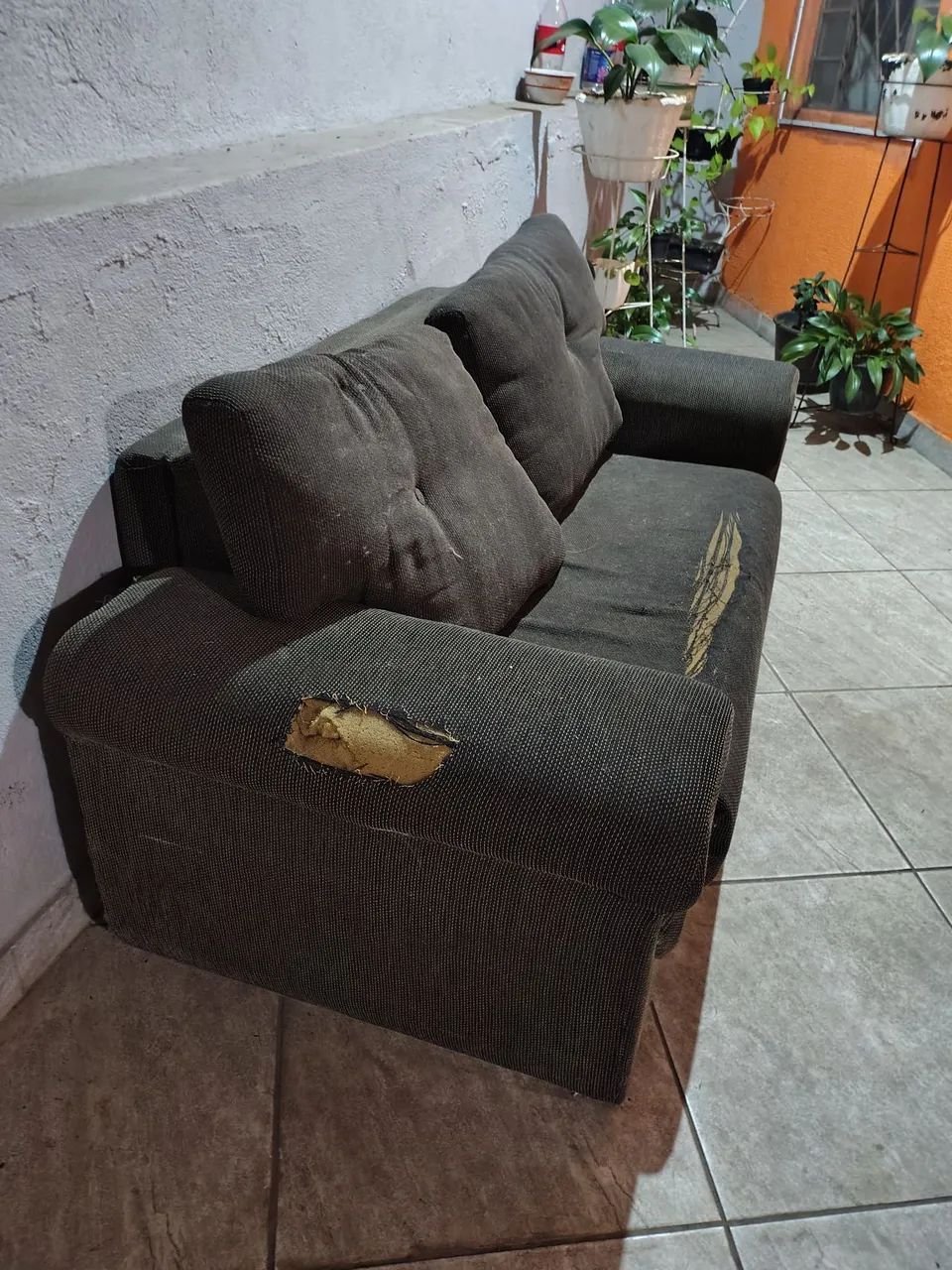 Sofá cama usando 