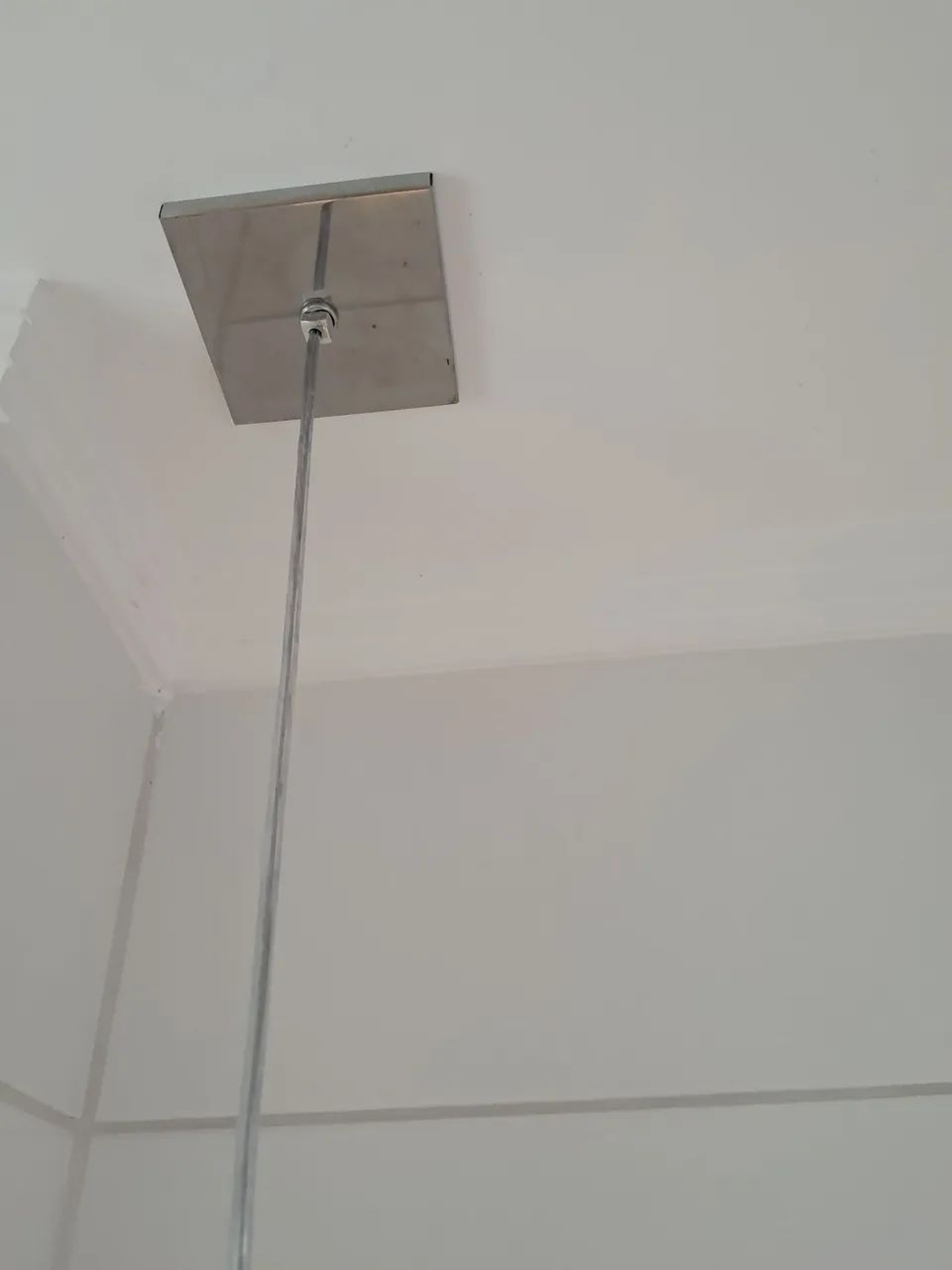 Luminária Pendente com Base e Acabamento em Aço cromado e Pêndulos de Cristal - Foto 4