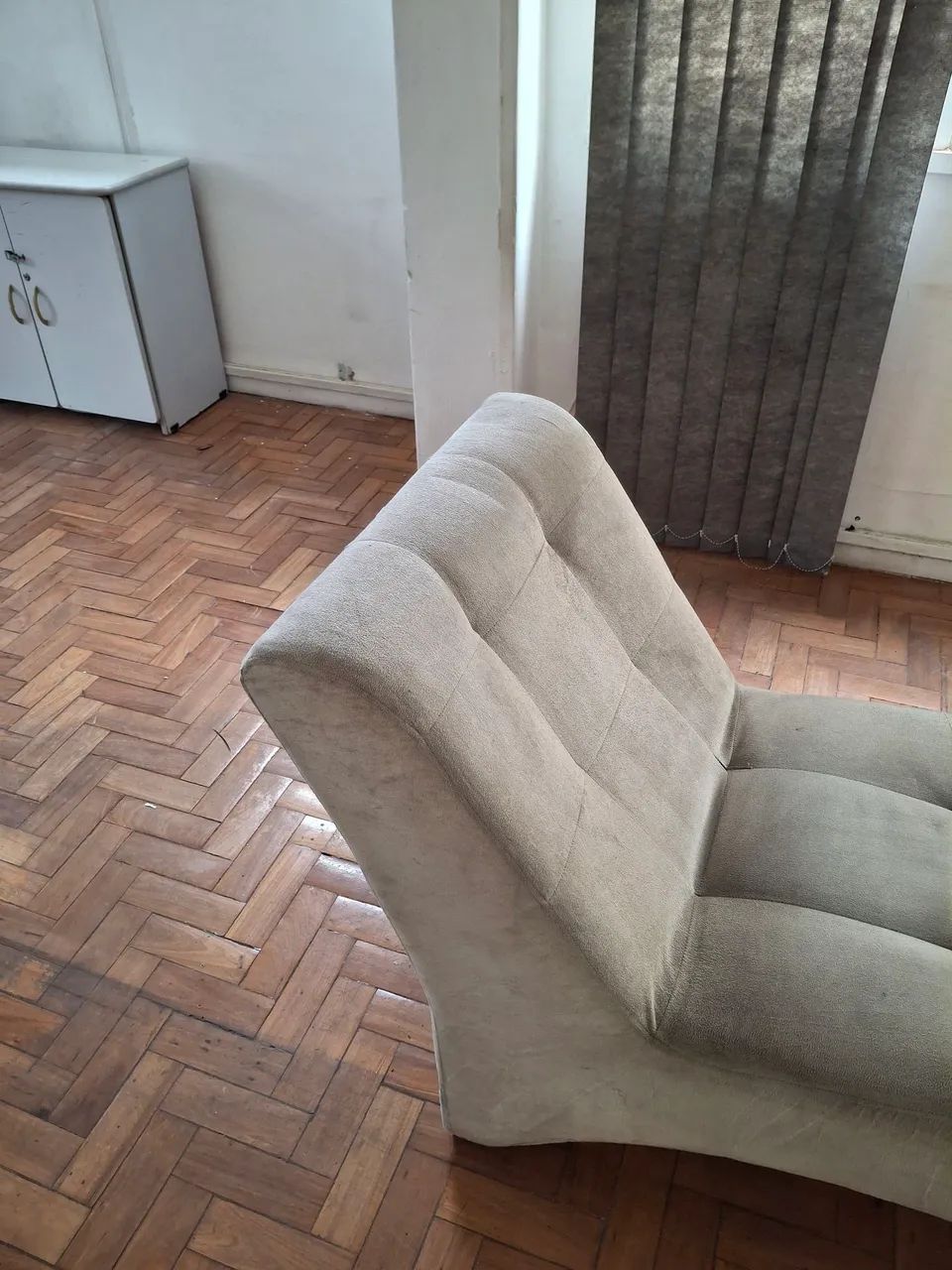 Divã em tecido suede, cor bege - Foto 2