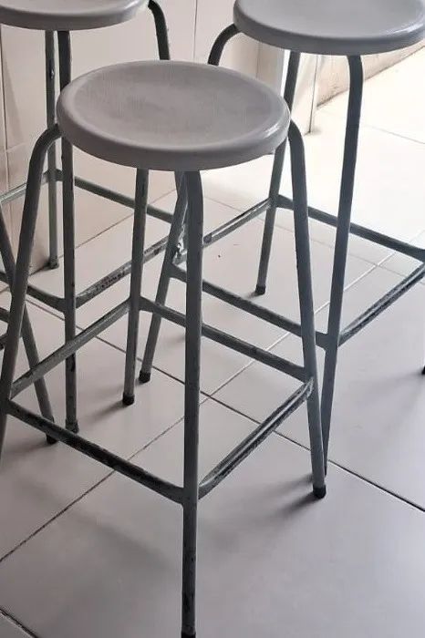 Banqueta Alta de Ferro com Assento Plástico - Resistente - Foto 2