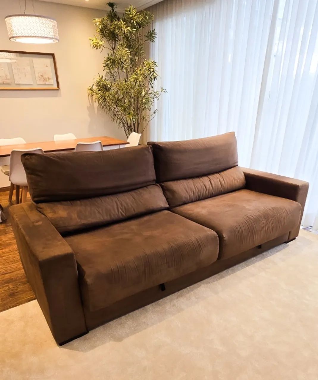 Sofá retrátil com encosto reclinável com 2,35m em suede marrom