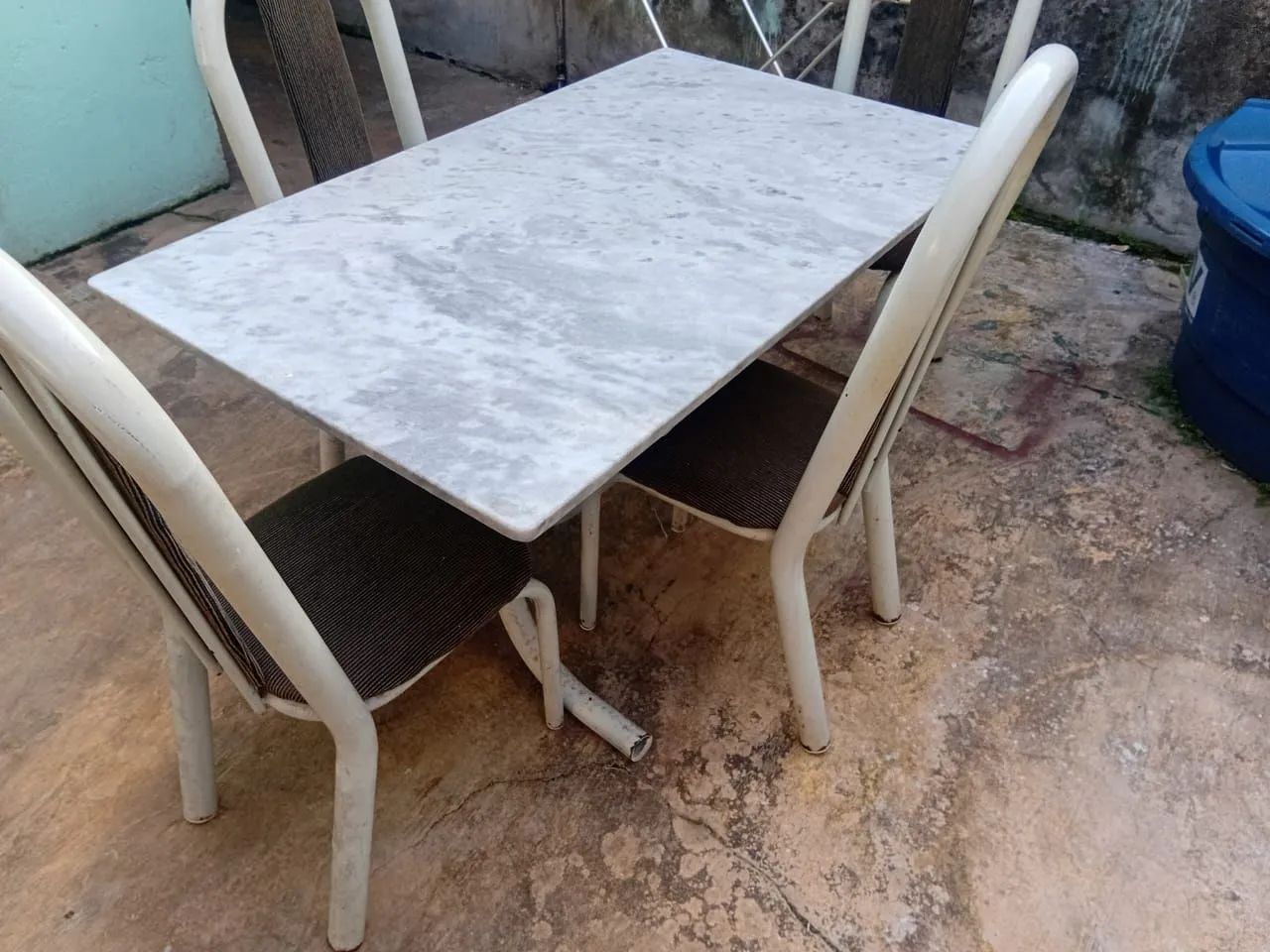 Mesa de mármore com 4 cadeiras  - Foto 3