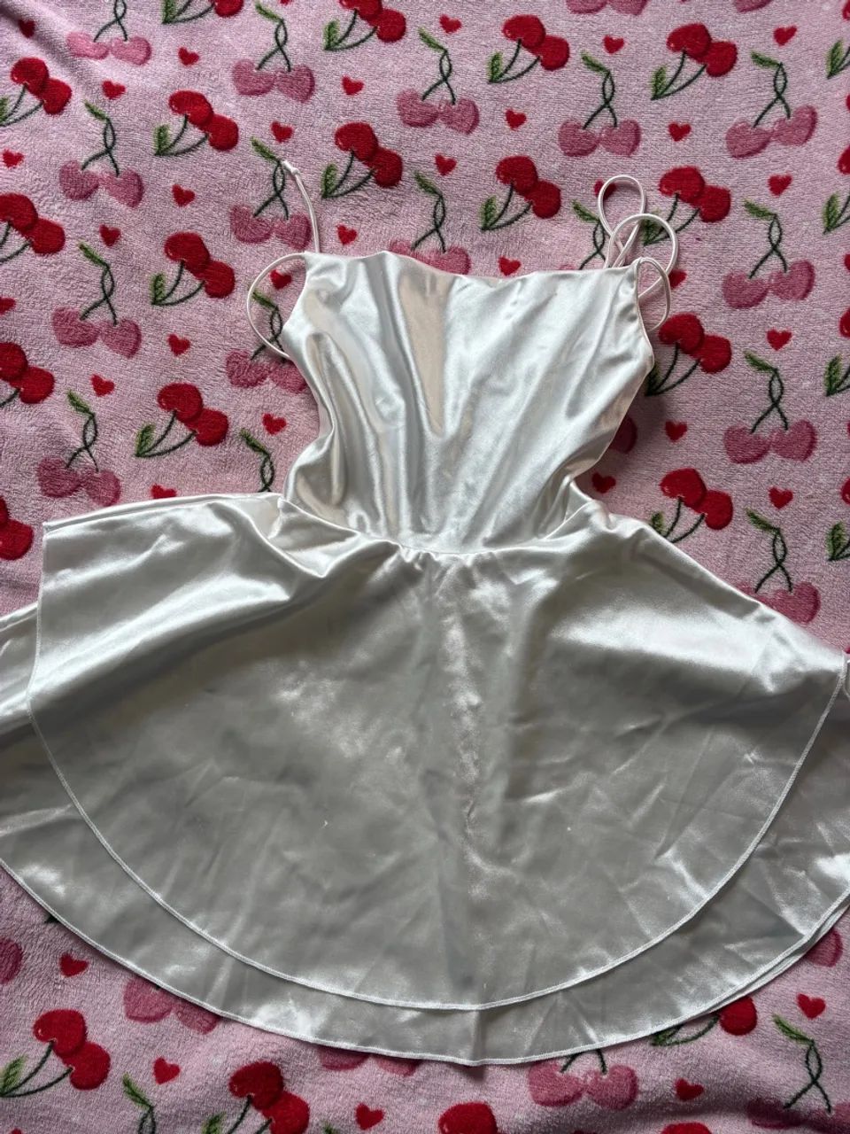 Vestido de cetim branco da shein tamanho p 