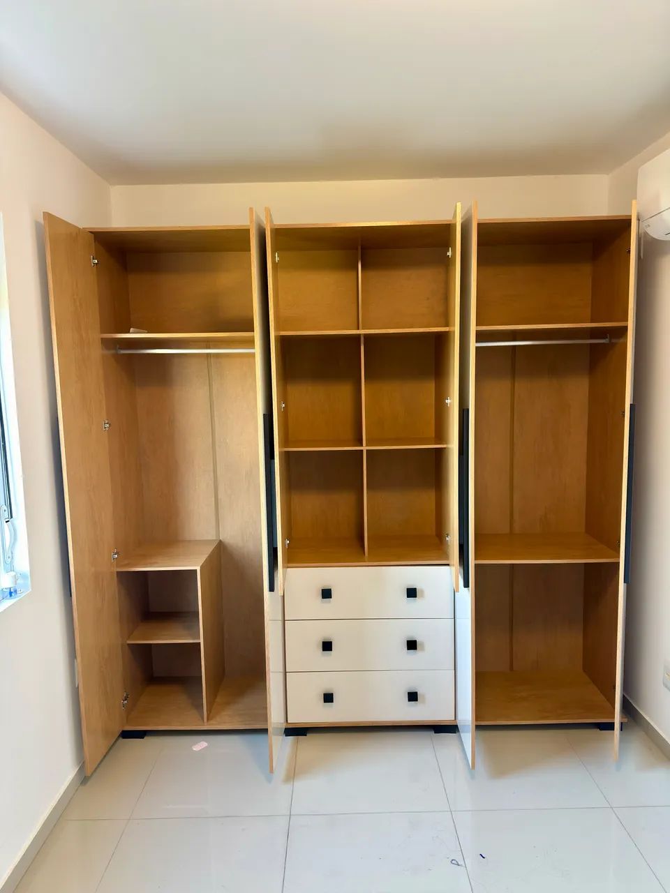 Guarda roupas e cama de casal