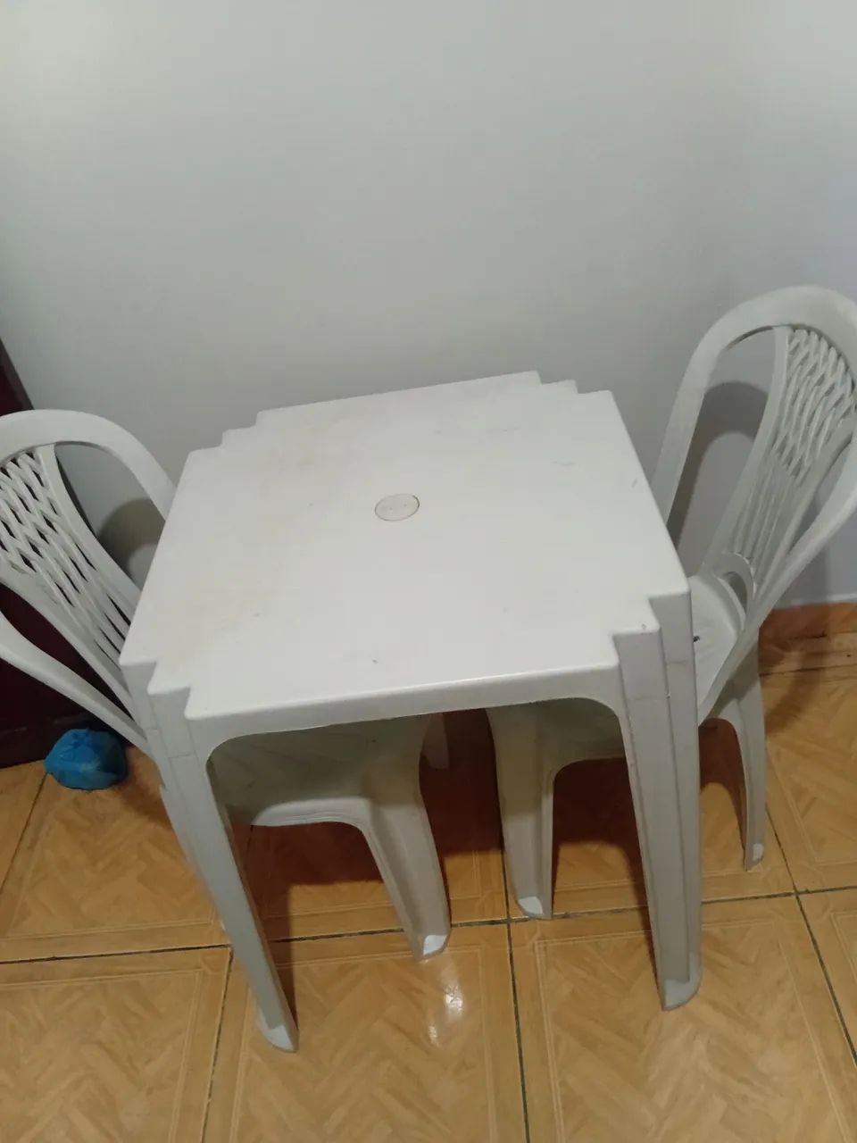 Mesa de plástico com 2 cadeiras.