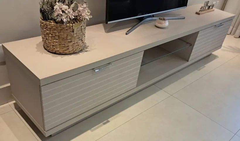 Rack Off White Premium para TV Grande com Nicho de Vidro