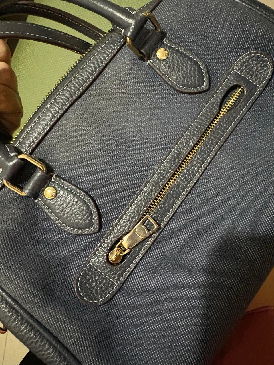 Bolsa da grife COACH versátil, acompanha alça e chaveiro da marca.  - Foto 3