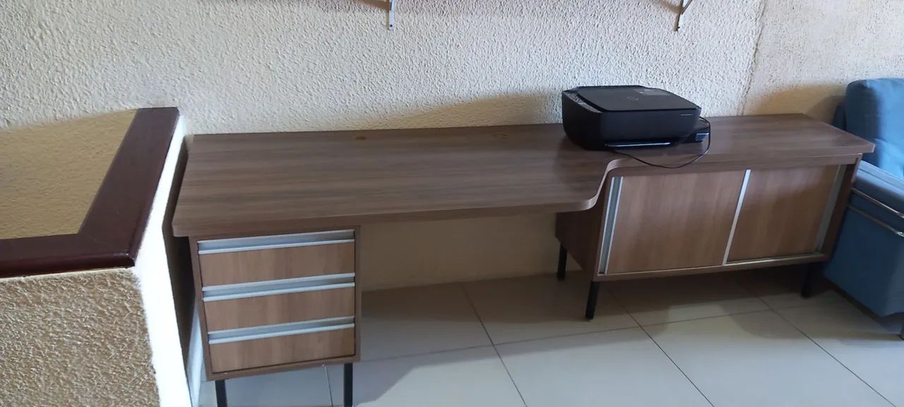 Mesa de escritório com gaveteiro e estante - Foto 2
