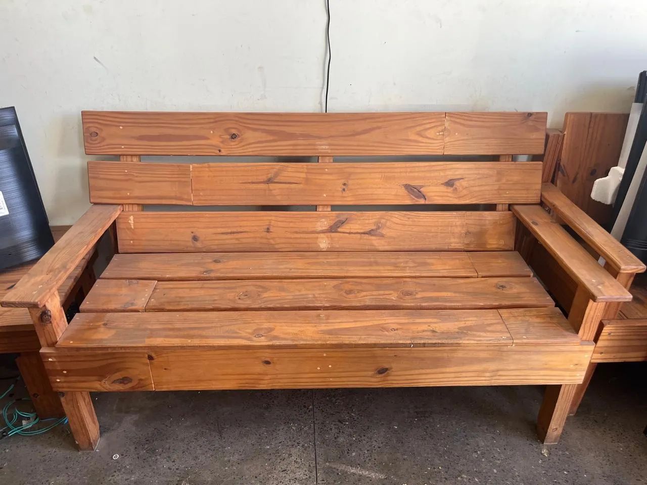 VENDE-SE CONJUNTO DE BALCÃO E BANCO DE MADEIRA! - Foto 3