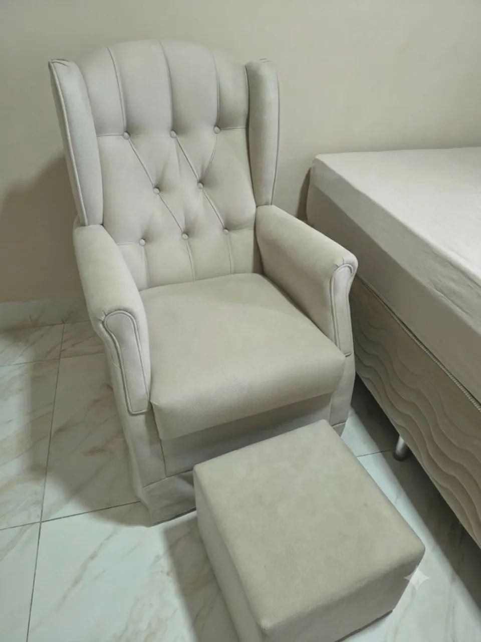 Vende-se cadeira de amamentação com puff 