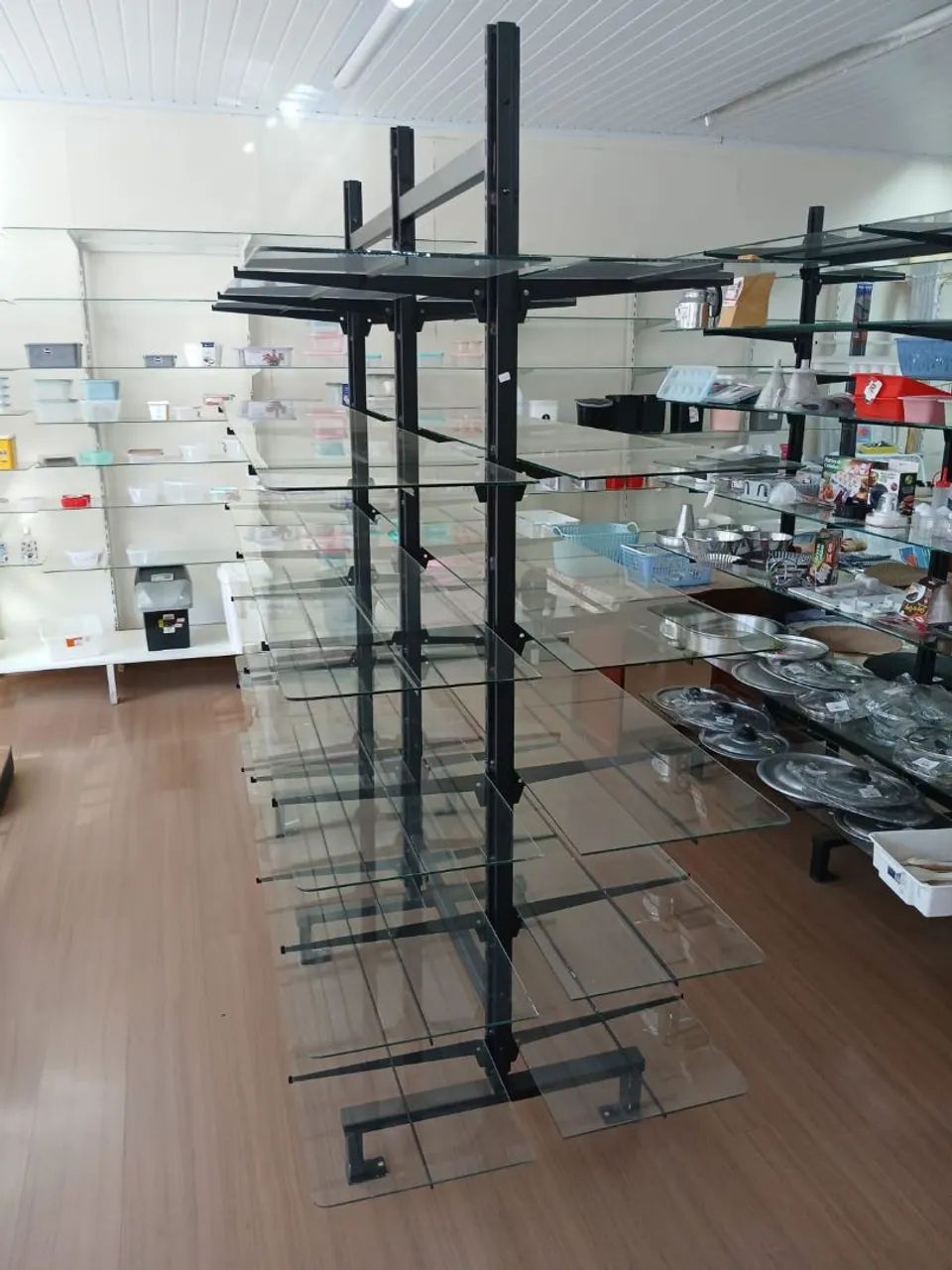 Gôndolas de metal com prateleiras em vidro. - Foto 2