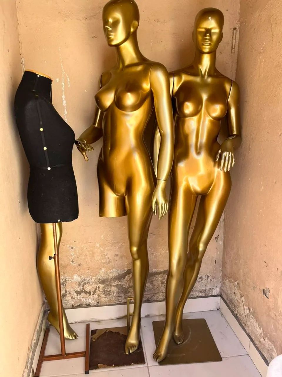 2 Manequins de corpo inteiro dourado