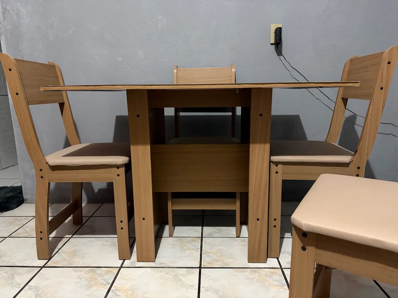 Mesa de jantar com 4 cadeiras, nova!  - Foto 2