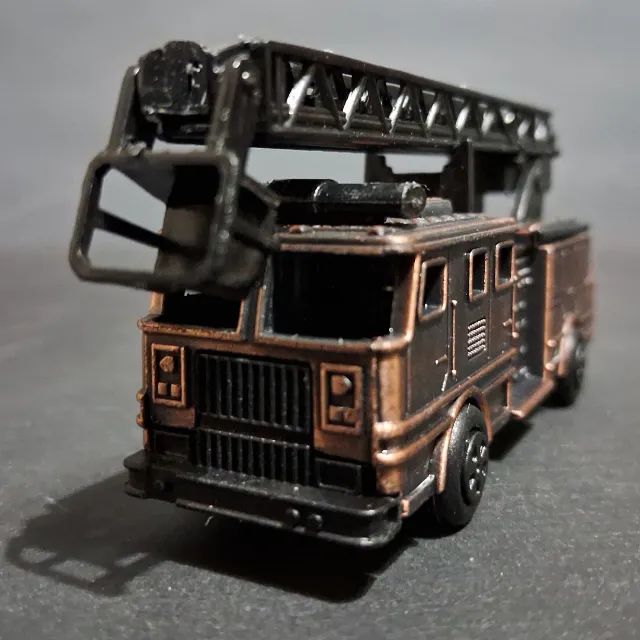 Apontador de mesa em formato de Caminhão De Bombeiros Em Metal - Foto 2