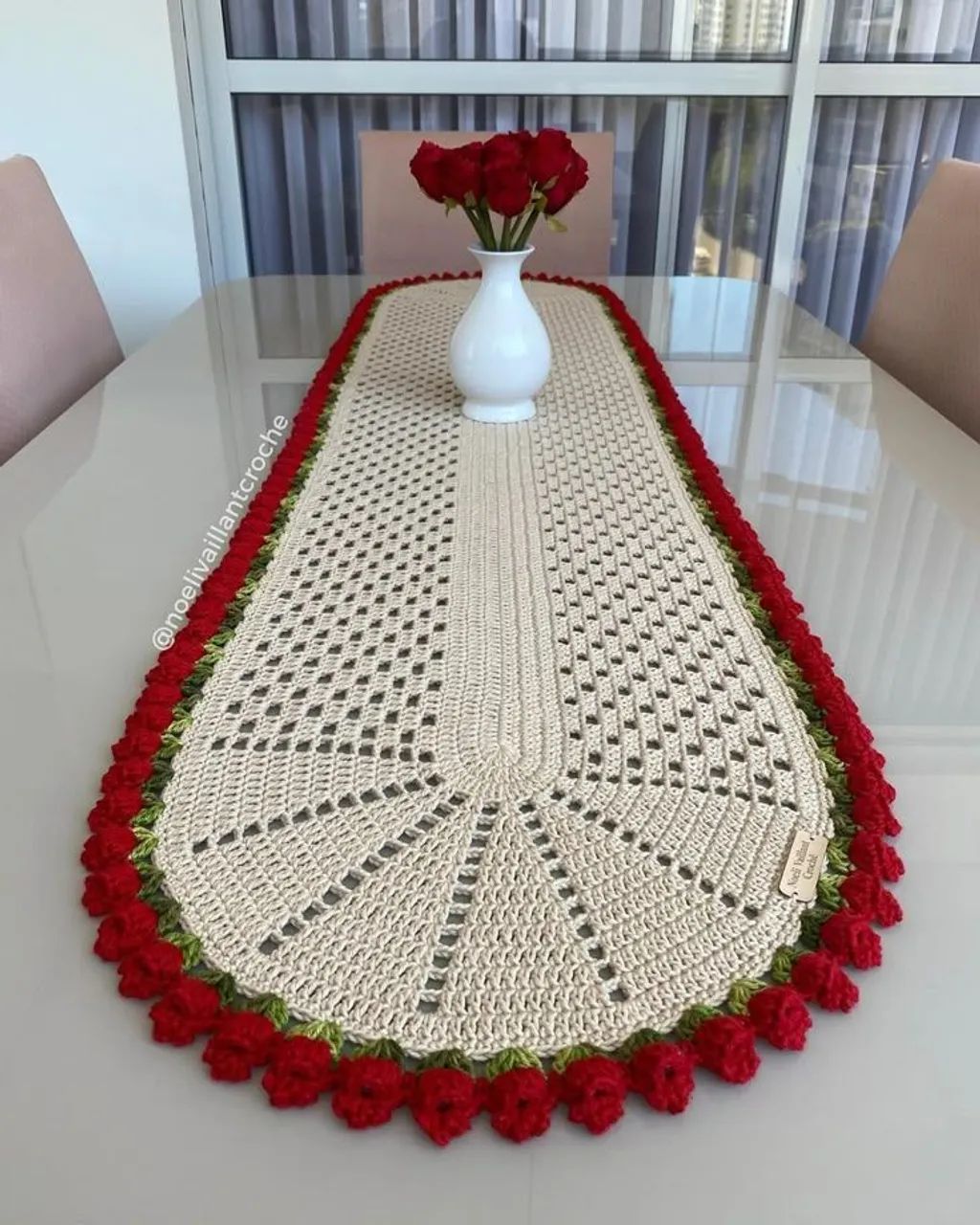 Trilho de mesa em crochê Tulipas 