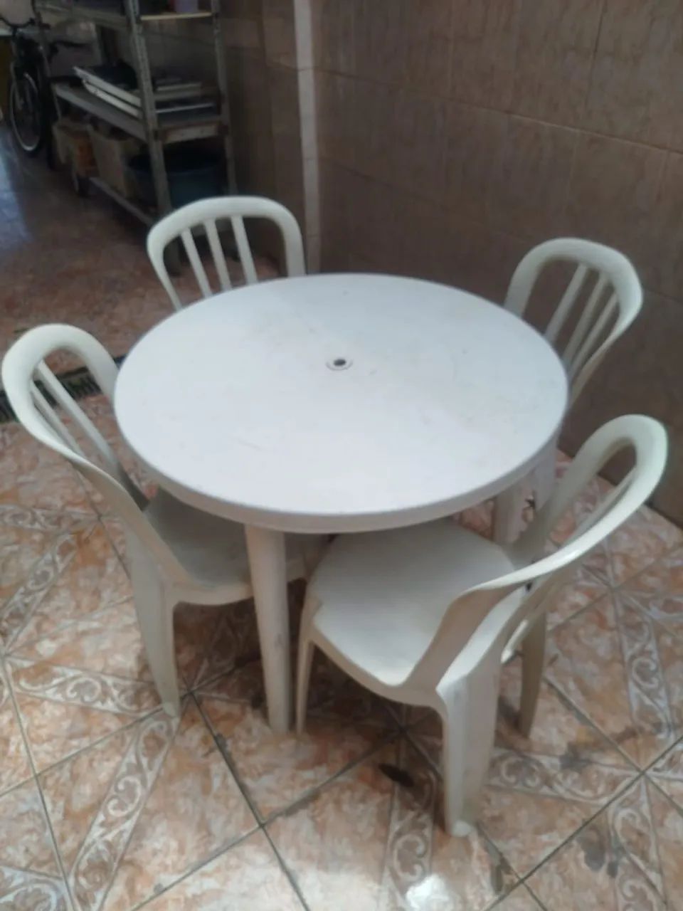 MESA E CADEIRAS DE PLÁSTICO
