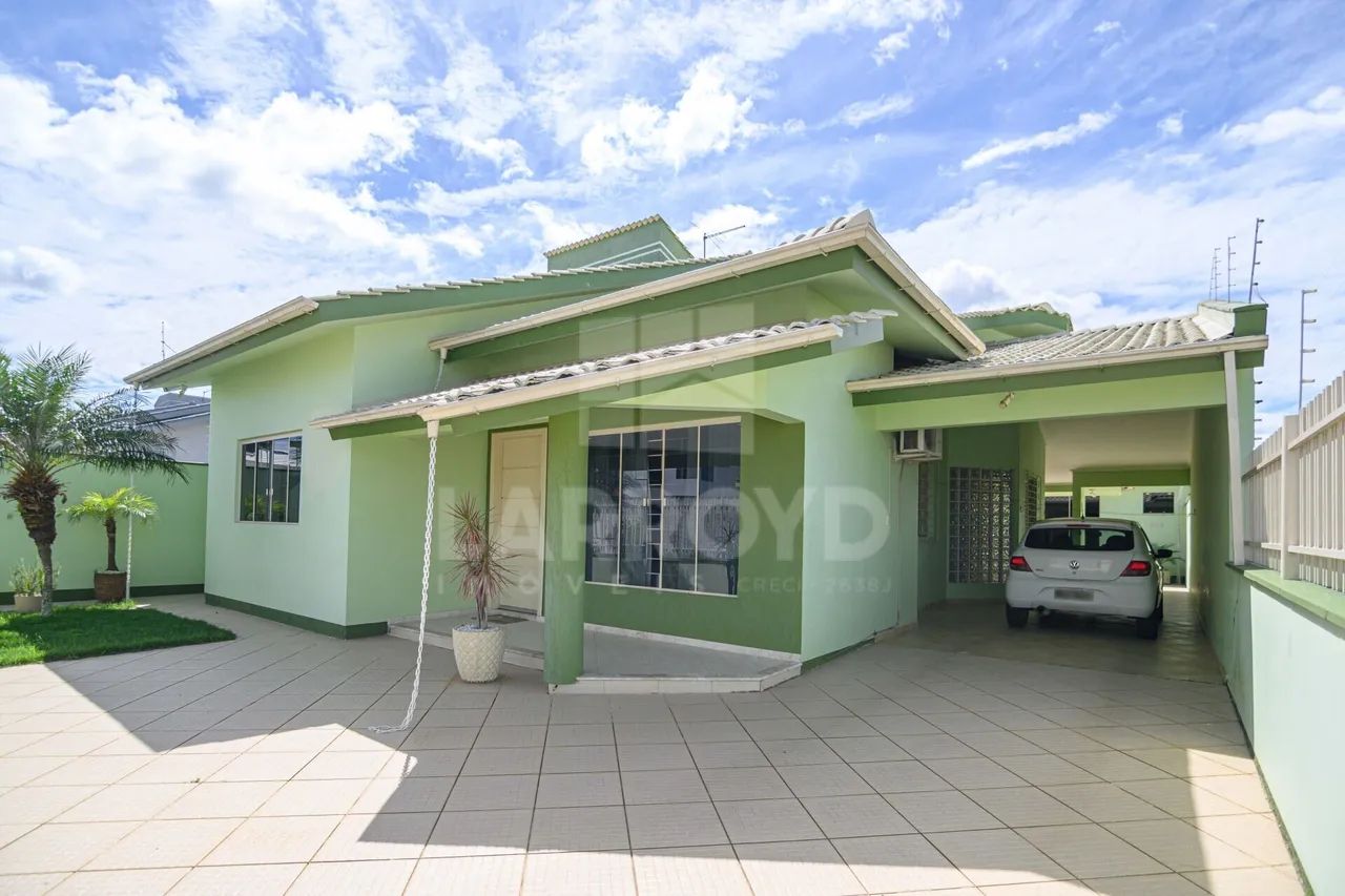 Casa semimobiliada à venda com área gourmet e academia