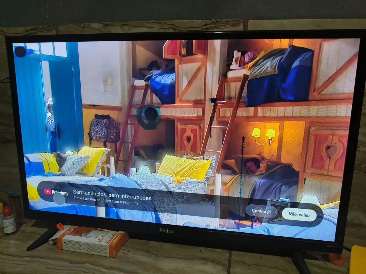 TV smartv 32 polegadas com  mancha mais não interfere em nada  - Foto 2