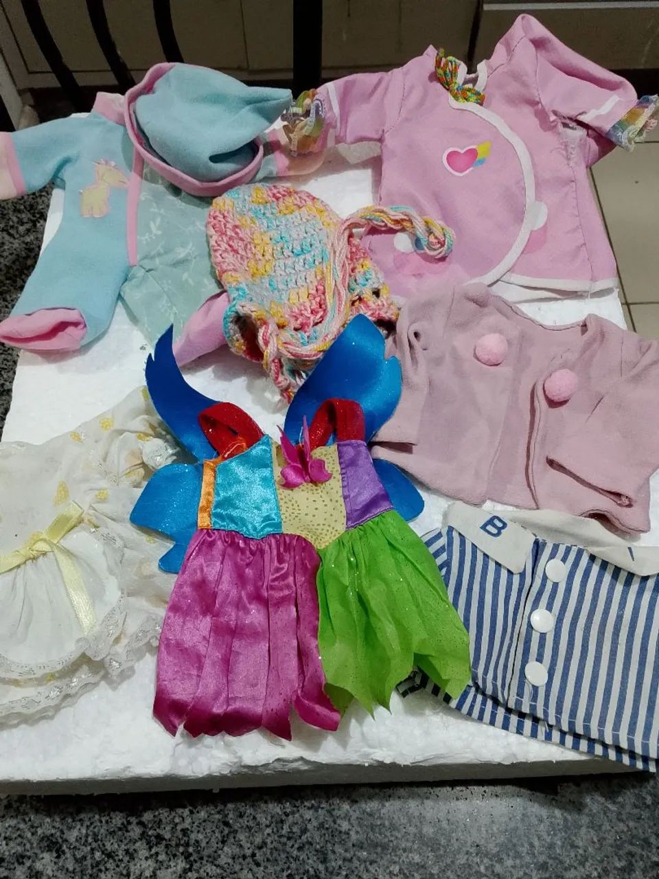 Lote de roupas para bonecas 