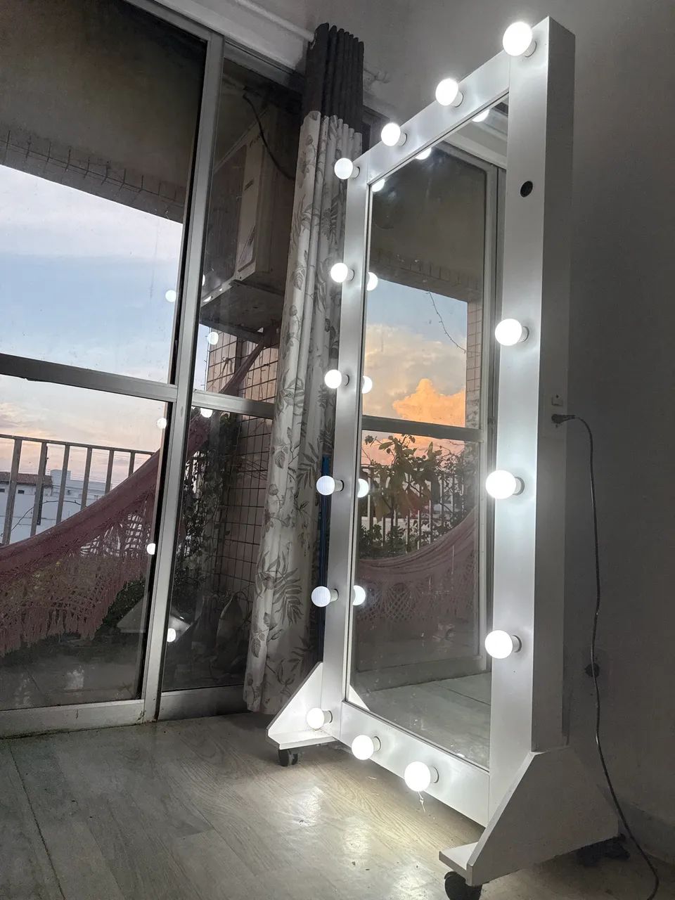 Penteadeira com 16 Lâmpadas de Led e tomada embutida  - Foto 2