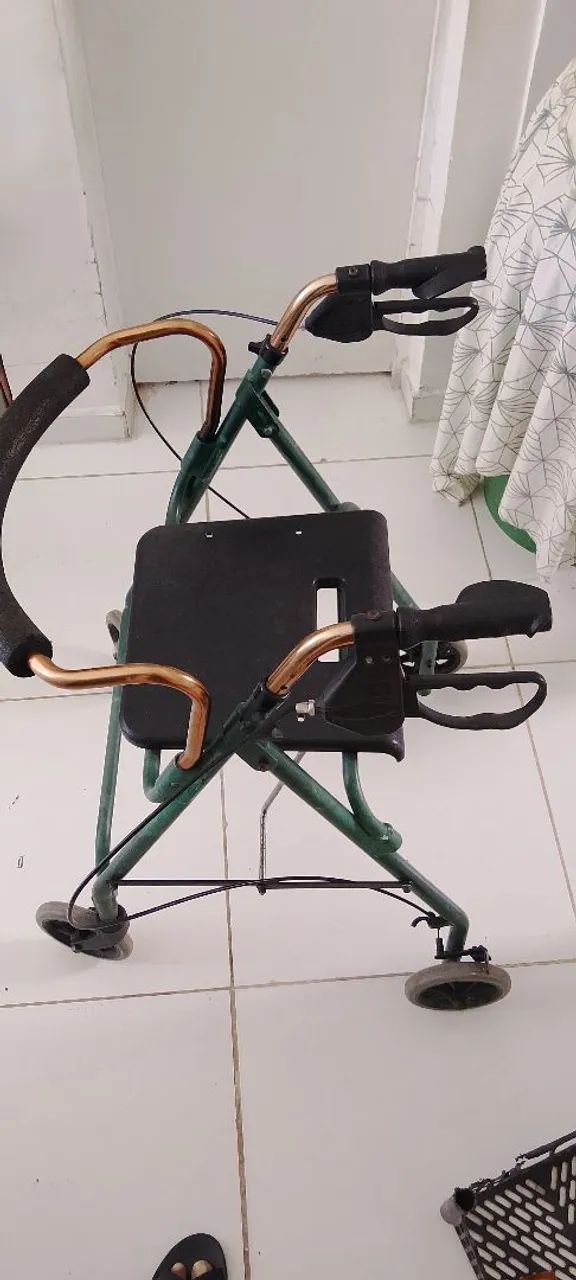 Andajar com acento e rodinhas semi novo 