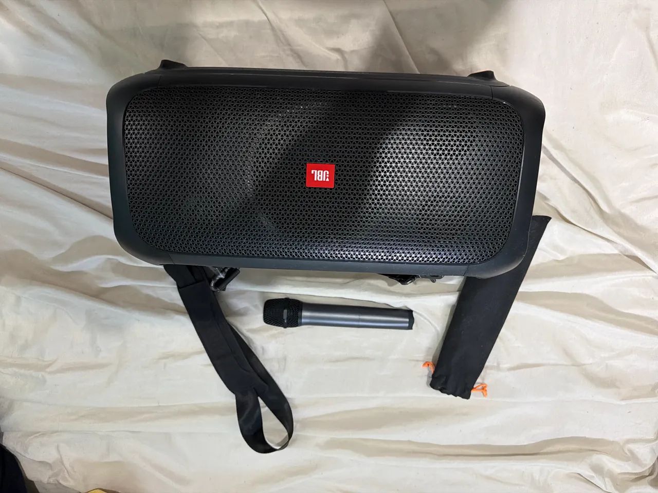 Jbl party box on the go 