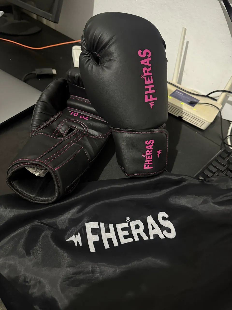 Luva de Boxe Fheras 10 OZ - Preta/Rosa - Praticamente Nova - Foto 2