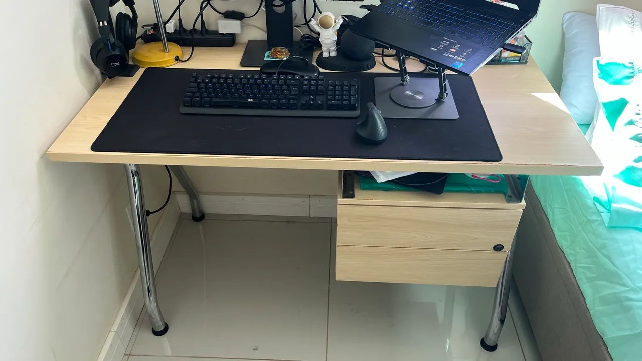 Vendo Escrivaninha / Mesa para Escritório com Gaveteiro - Foto 2