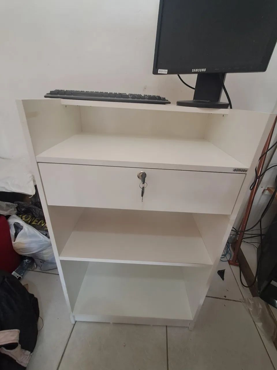 Balcão para caixa pequeno.